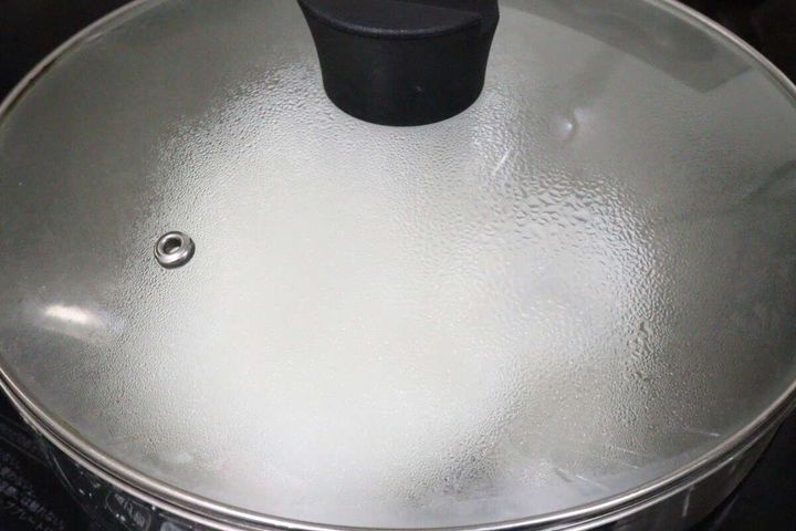 フタをした鍋の中でご飯を蒸らしている調理中の様子