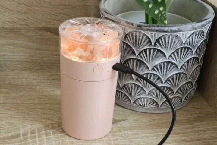 ピンクの本体にアロマストーンが入ったライト付きの加湿器