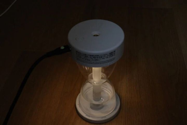 暗い部屋でライトを点灯させ柔らかく光る砂時計型加湿器