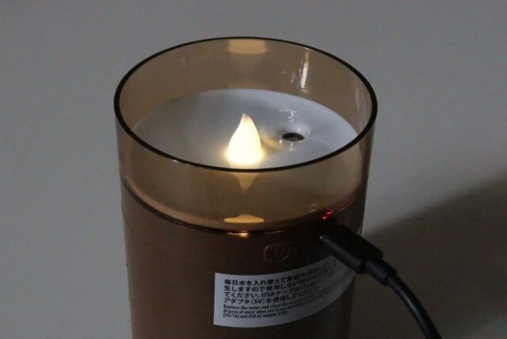暗い部屋で炎の形をしたライトがキャンドル風に光る加湿器
