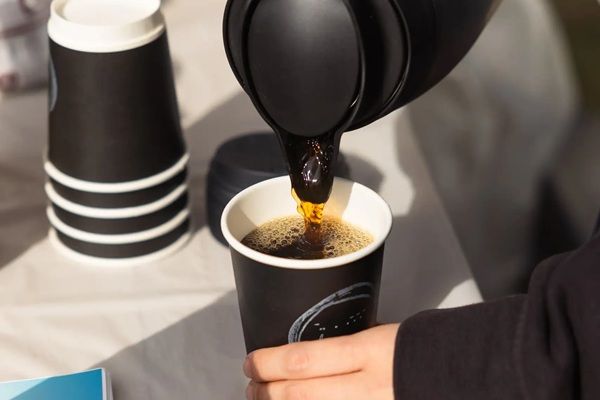 デカフェ専門コーヒースタンド「de.coffee roasters」が東京都内で開催される5つのマルシェ・イベントに登場