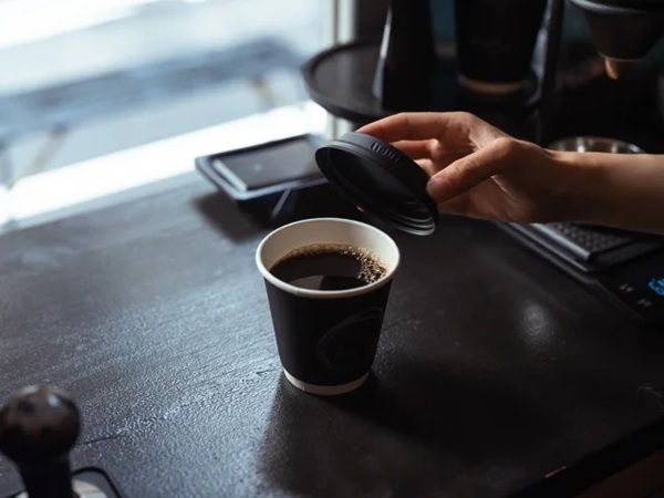 デカフェ専門コーヒースタンド「de.coffee roasters」が東京都内で開催される5つのマルシェ・イベントに登場