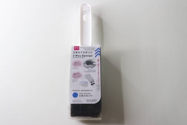 白い柄と黒いスポンジが特徴のダイソーの2WAYスポンジのパッケージ全体