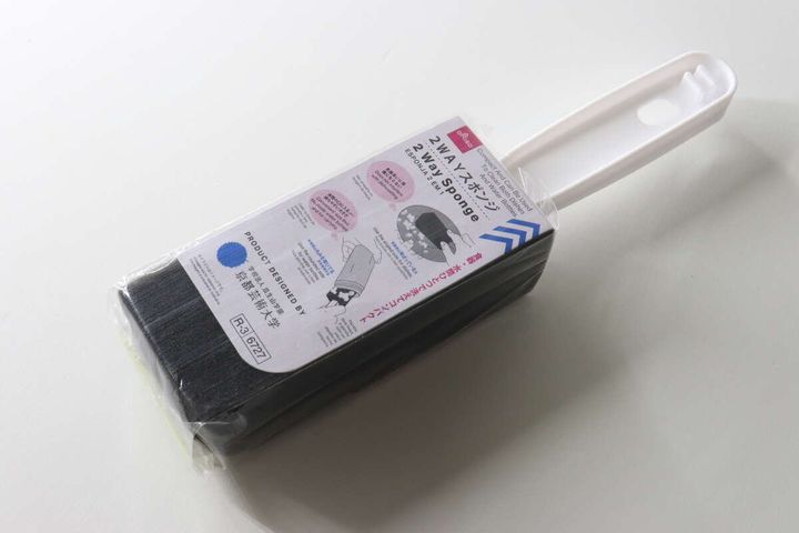 白いパッケージに入ったダイソーの2WAYスポンジを斜めから捉えた全体写真