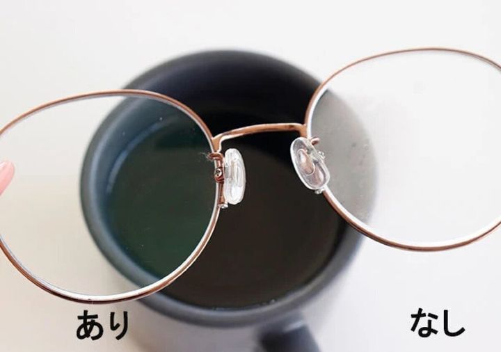 湯気の立つマグカップにかざしたくもり止めありとなしのレンズ比較