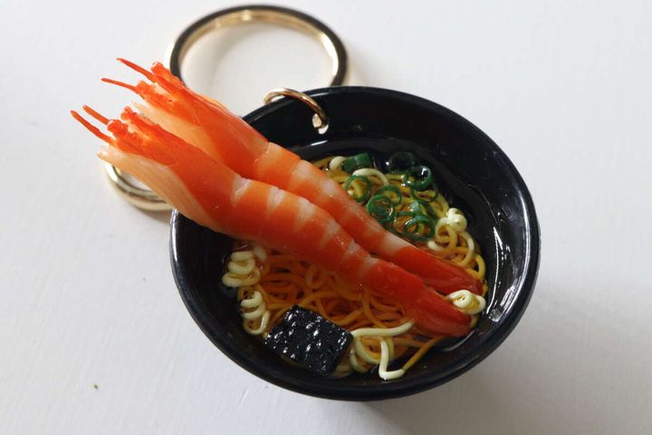 縮れた麺やネギ、海苔のトッピングまで細かく再現されたキーホルダーの俯瞰