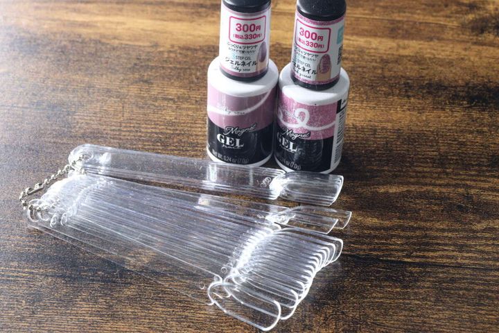 カラーチャートスティックとジェルネイルボトルの並び