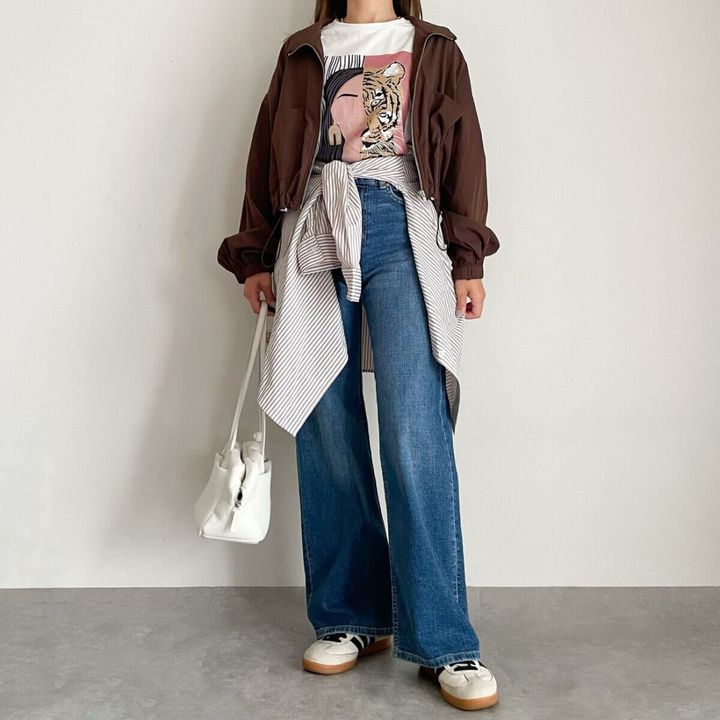 プリントTシャツにストライプシャツを腰巻きしたこなれ感のある服装