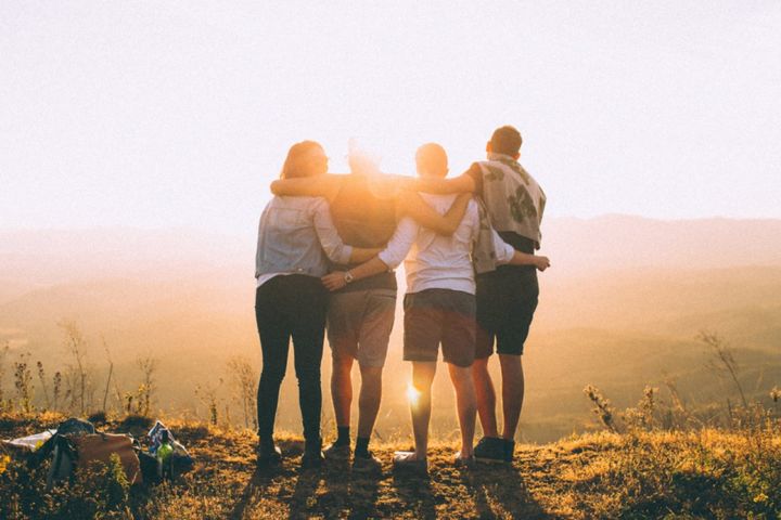 夕日の中で抱き合う友人たちです。こうした親しい人との絆の結び方には、人それぞれのくせがあります。