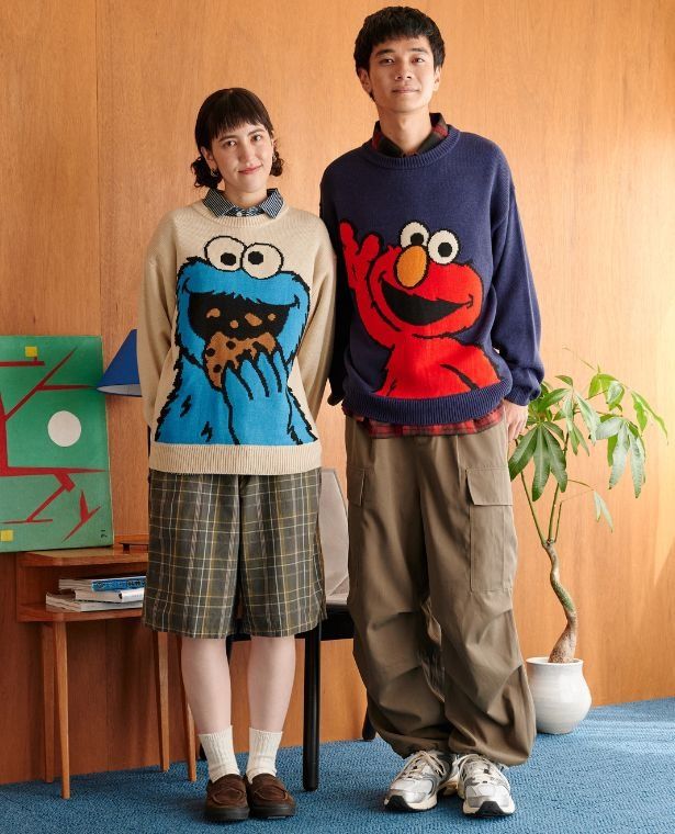 Ha-Li-C STORE×セサミストリート「インパクトニット」(8690円)。写真左からIvory(クッキーモンスター)とNavy(エルモ)