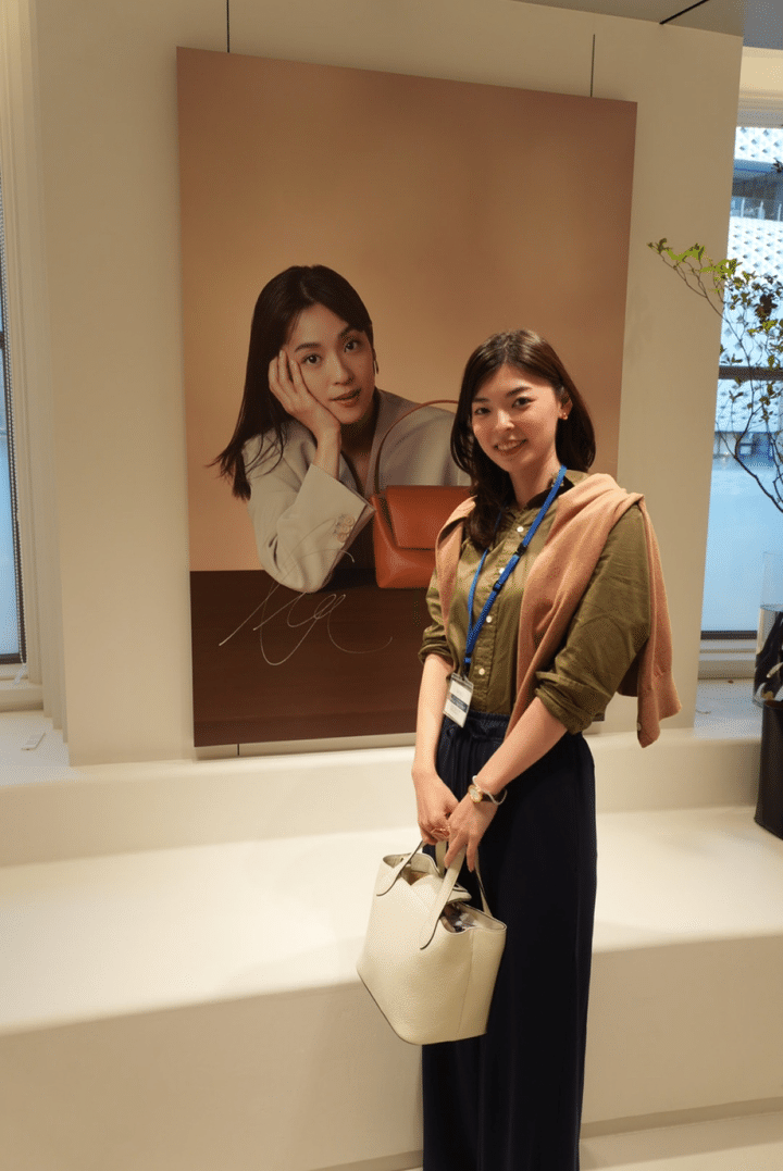 WAKOの3階で撮影した中村アンさんのサイン入りボードと記念写真