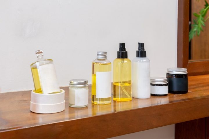 シャンプー＆トリートメント、ヘアオイル、ヘアバター、スタイリング剤などのボトル ヘアケアグッズが並ぶ様子