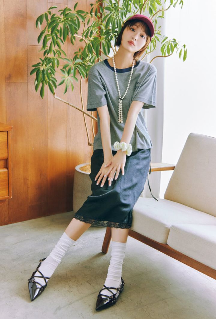 Tシャツやキャップなどカジュアルな装いにこそメリージェーンで甘さをひとさじ。メリージェーン[H1.5]￥9,900（チャールズ&キース／チャールズ＆キース ジャパン） グレーリンガーTシャツ￥6,930（アウトドアプロダクツ ユージュアル シングス／アウトドアプロダクツ ユージュアル シングス 中目黒） レーススカート￥11,000（ジウノン／アンティローザ） ネックレス￥44,000（モスキート／シップス インフォメーションセンター） シュシュ￥2,530（アネモネヘアー／サンポークリエイト） キャップ￥12,100（レンジ オブ ライト／ロンハーマン） ソックス￥1,870（タビオ）