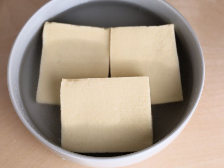 水で戻して水気を絞った高野豆腐