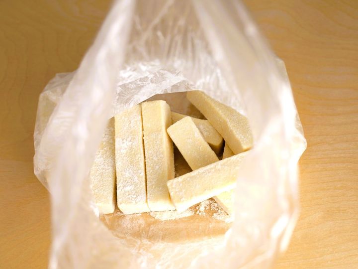 高野豆腐にホットケーキミックスをまぶす様子