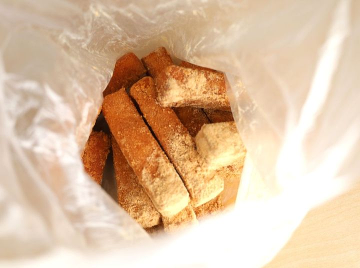 揚げた高野豆腐にきなこをまぶす様子