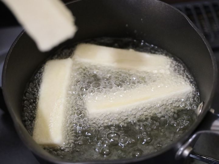 高野豆腐を油で揚げる様子