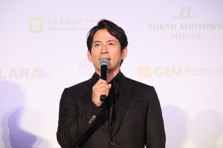 岡田准一 （C） 2026 映画「SUKIYAKI 上を向いて歩こう」製作委員会 width=