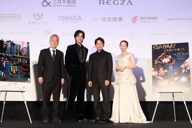 【写真を見る】岡田准一がピアノ演奏シーンへの想いを語る！「母のためにこの役をやりたい」 [c] 2026 映画「SUKIYAKI 上を向いて歩こう」製作委員会