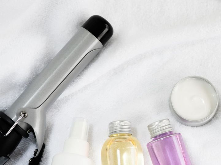 山崎実業「tower」シリーズの「耐熱ヘアーアイロンポーチ タワー L」が、収納力と生地のしっかり感で支持を集めています。耐熱300℃の裏地や吊り下げ収納に対応した、洗面所の悩みを解消する便利アイテムを紹介します。