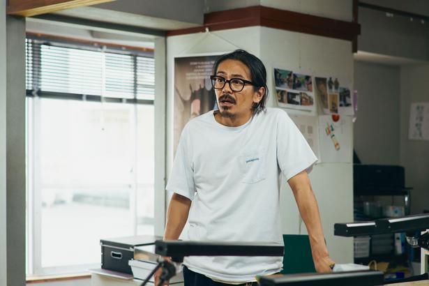 【写真を見る】『ヒメアノ〜ル』から10年…森田剛が人間くさい中年マンガ家アシスタントに!?そのギャップに称賛の嵐 [c]2026「見上げてごらん」製作委員会