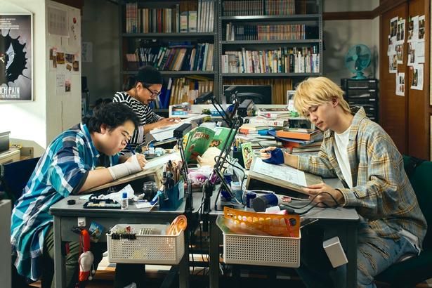 “万年アシスタント”の主人公に、大きなチャンスがやってくる？ [c]2026「見上げてごらん」製作委員会
