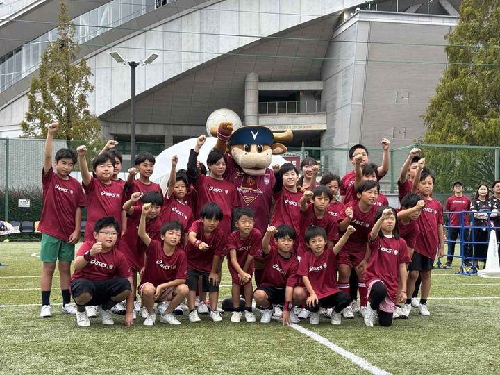画像1: アシックス、神戸で小学生向けサッカーイベントを開催！スパイクを履いて「できた！」…親子でフラッグベアラーも体験