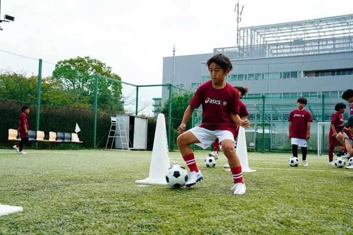 画像2: アシックス、神戸で小学生向けサッカーイベントを開催！スパイクを履いて「できた！」…親子でフラッグベアラーも体験