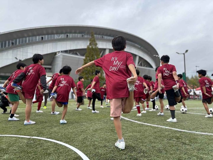 画像5: アシックス、神戸で小学生向けサッカーイベントを開催！スパイクを履いて「できた！」…親子でフラッグベアラーも体験