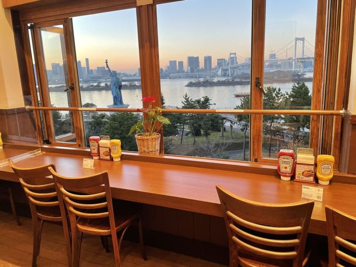 「クア・アイナ アクアシティお台場店」店内