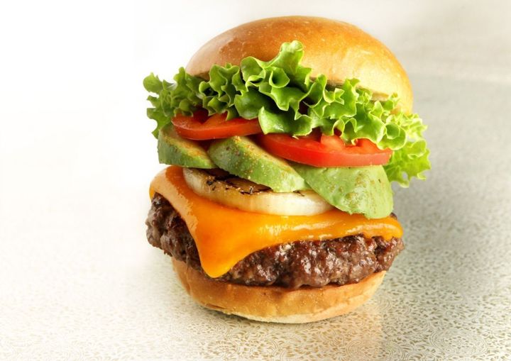 「厚切りチェダーアボカドバーガー」単品1710円 ※2026年7月時点の価格です。
