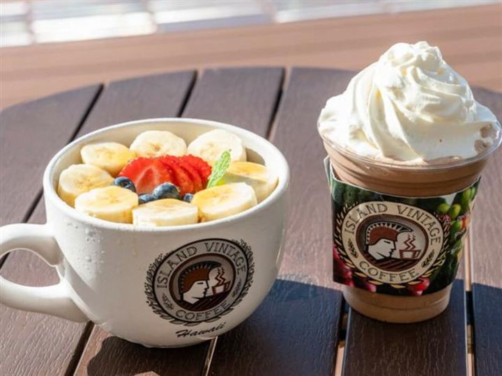 「アイランドヴィンテージコーヒー」アサイーボウルとコーヒー