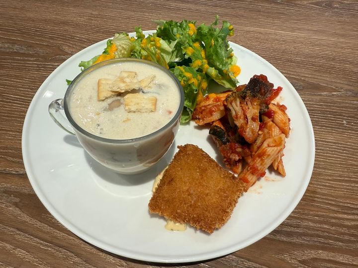 「クラムチャウダープレート 〜白身魚のフライとサラダつき〜」1550円