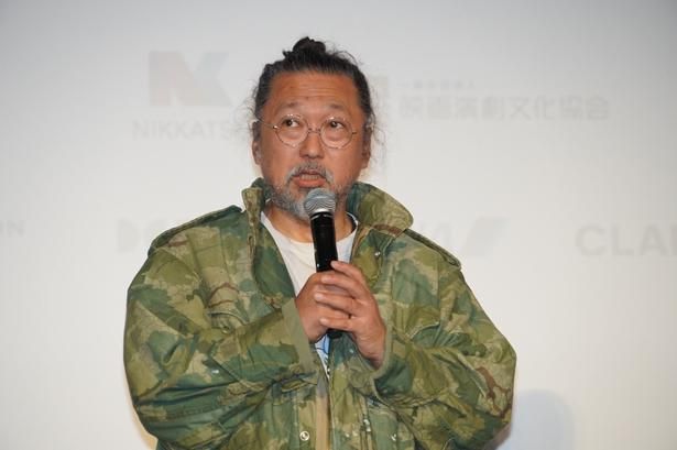 ポスターを描いたアーティストの村上隆