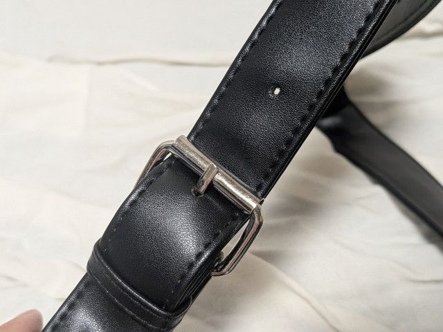 ショルダーストラップのシルバーのバックル