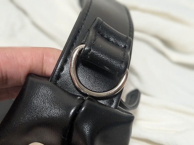 ストラップの付け根のシルバーのDカン