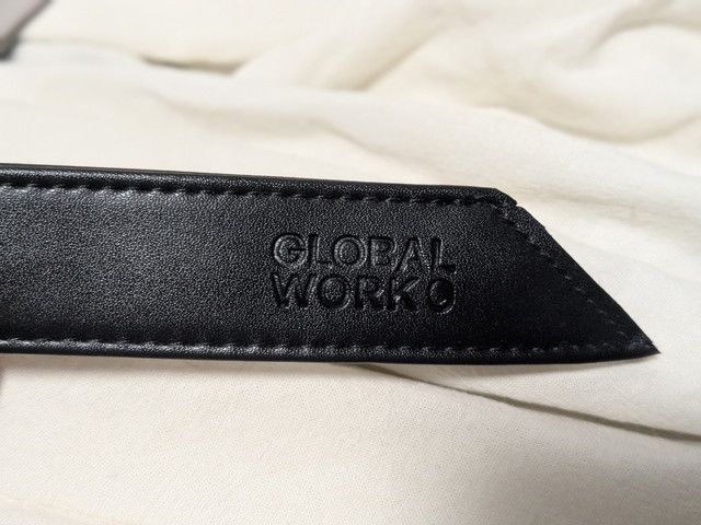 ストラップの先端に型押しされたGLOBAL WORKのロゴ