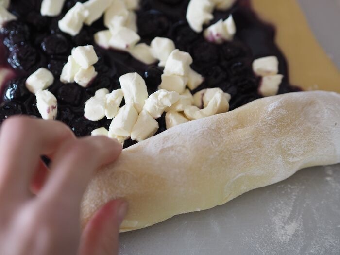 『ホームベーカリー』で切った瞬間に感動♡ベリーとクリームチーズの華やかバブカが素敵すぎる。