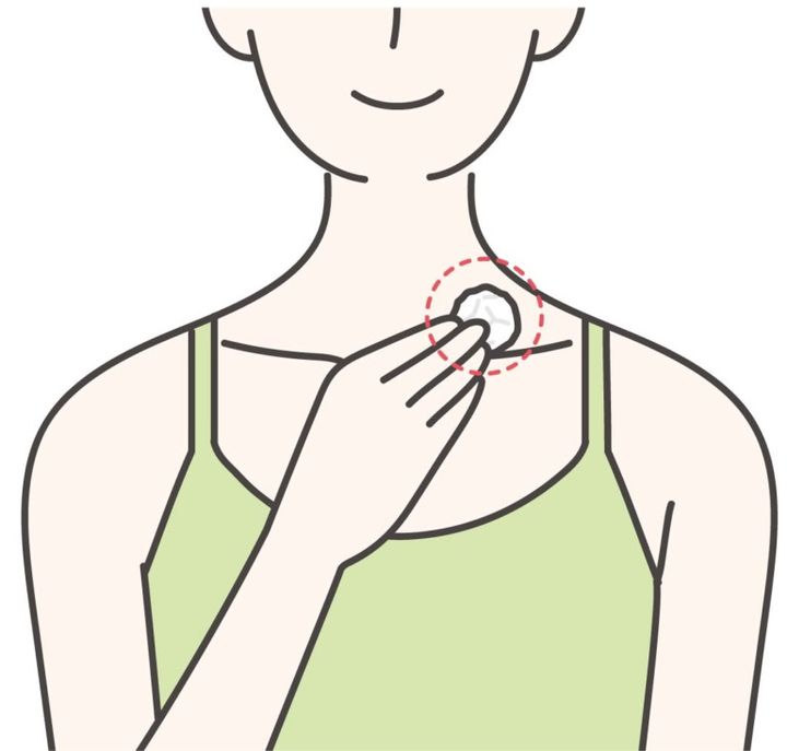 STEP【2】左側の鎖骨上のくぼみにティッシュを当て、く10回押し込みます。