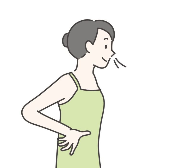 STEP【2】両手を下ろしながら5秒かけて息を吸います