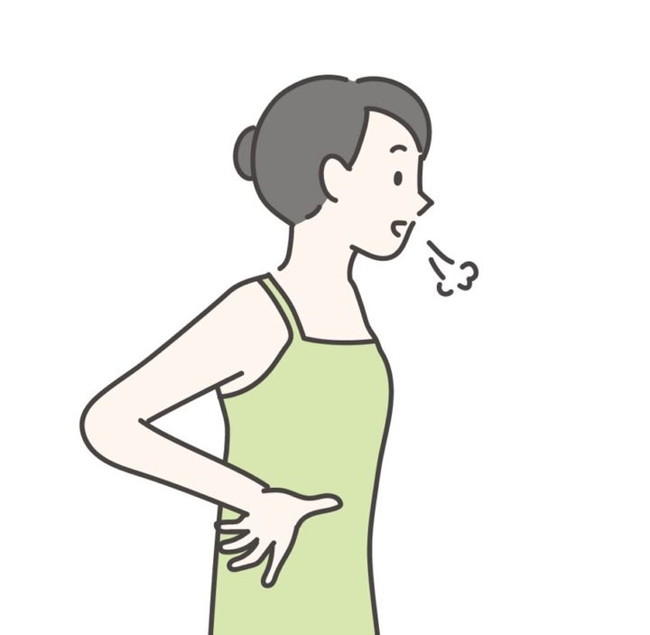 STEP【1】両手の親指と人差し指をできるだけ広げ、横隔膜の上部分に両手をセットし、息を軽く吐きます。