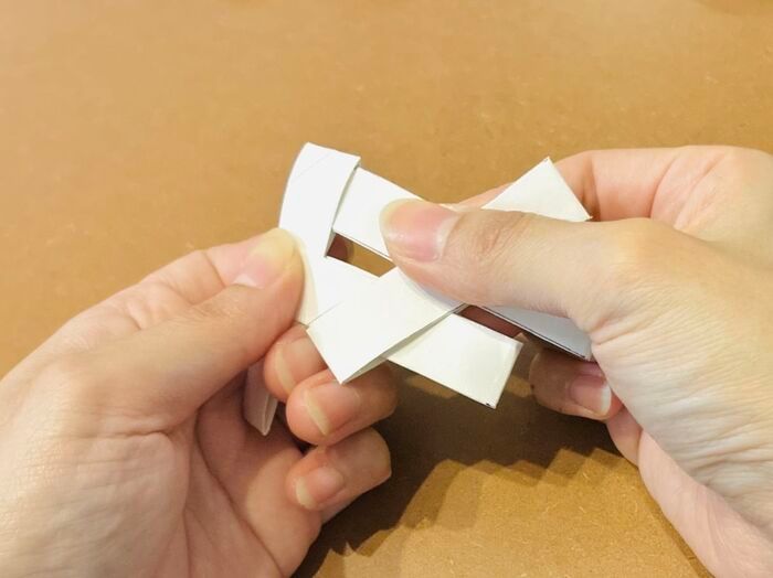 『トイレットペーパーの芯』捨てないでーー！！12本集めて切って組んだら…まさかの〈おしゃれ収納〉に大変身