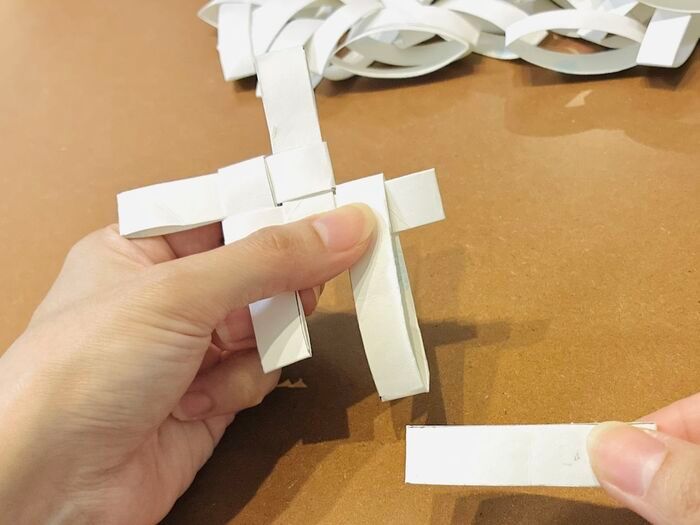 『トイレットペーパーの芯』捨てないでーー！！12本集めて切って組んだら…まさかの〈おしゃれ収納〉に大変身