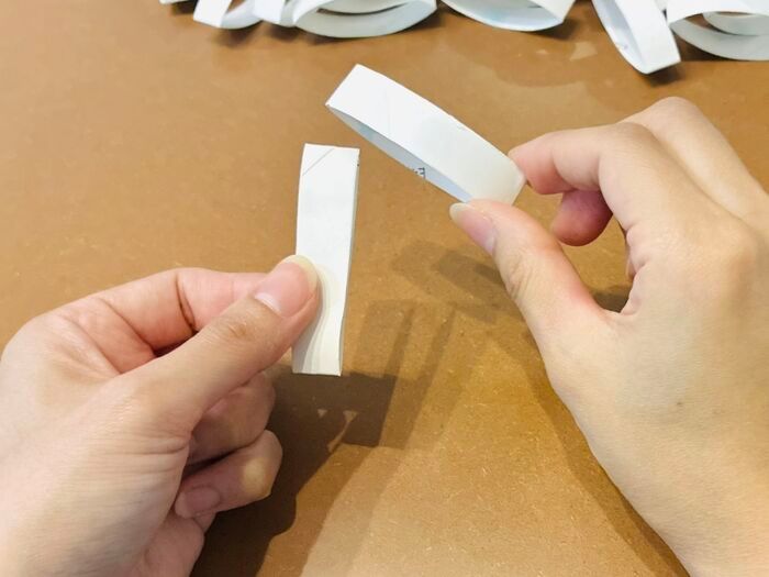 『トイレットペーパーの芯』捨てないでーー！！12本集めて切って組んだら…まさかの〈おしゃれ収納〉に大変身