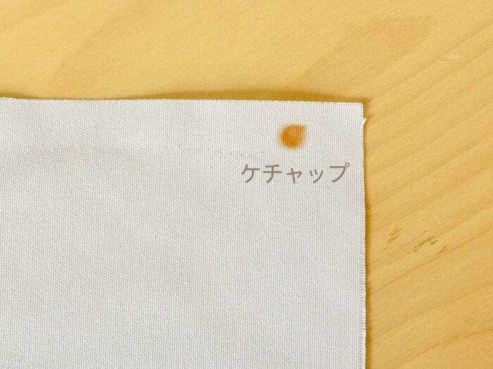 【キャンドゥ】白い服にケチャップが…！外出先の食べこぼしに備えたい110円の『シミトリ』