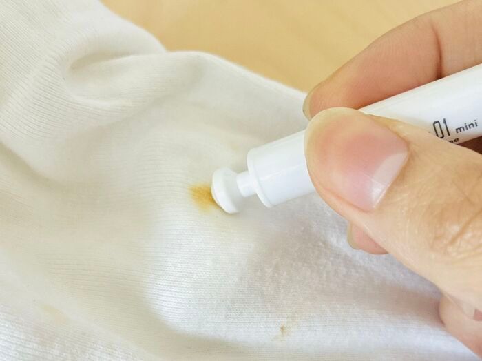 【キャンドゥ】白い服にケチャップが…！外出先の食べこぼしに備えたい110円の『シミトリ』