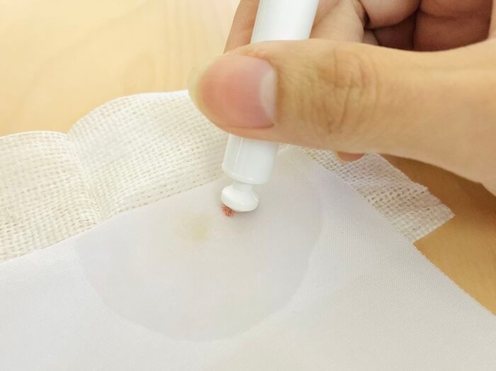 【キャンドゥ】白い服にケチャップが…！外出先の食べこぼしに備えたい110円の『シミトリ』
