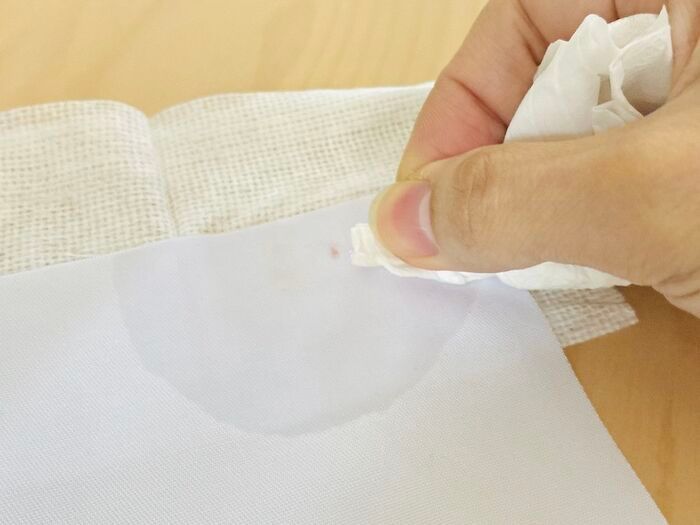 【キャンドゥ】白い服にケチャップが…！外出先の食べこぼしに備えたい110円の『シミトリ』
