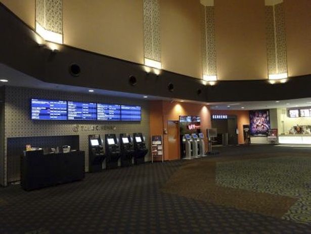 開放的なロビーと国際色豊かな客層が特徴のひとつ(TOHOシネマズ 東浦) TM & [c] TOHO Cinemas Ltd. All Rights Reserved.