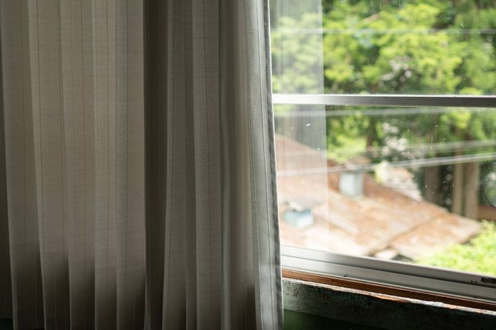 窓 晩年運 下がる 光を遮るカーテン